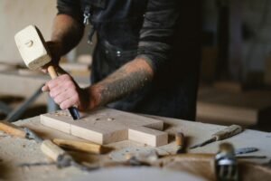 Read more about the article How carpenters in dubai help design custom spaces today