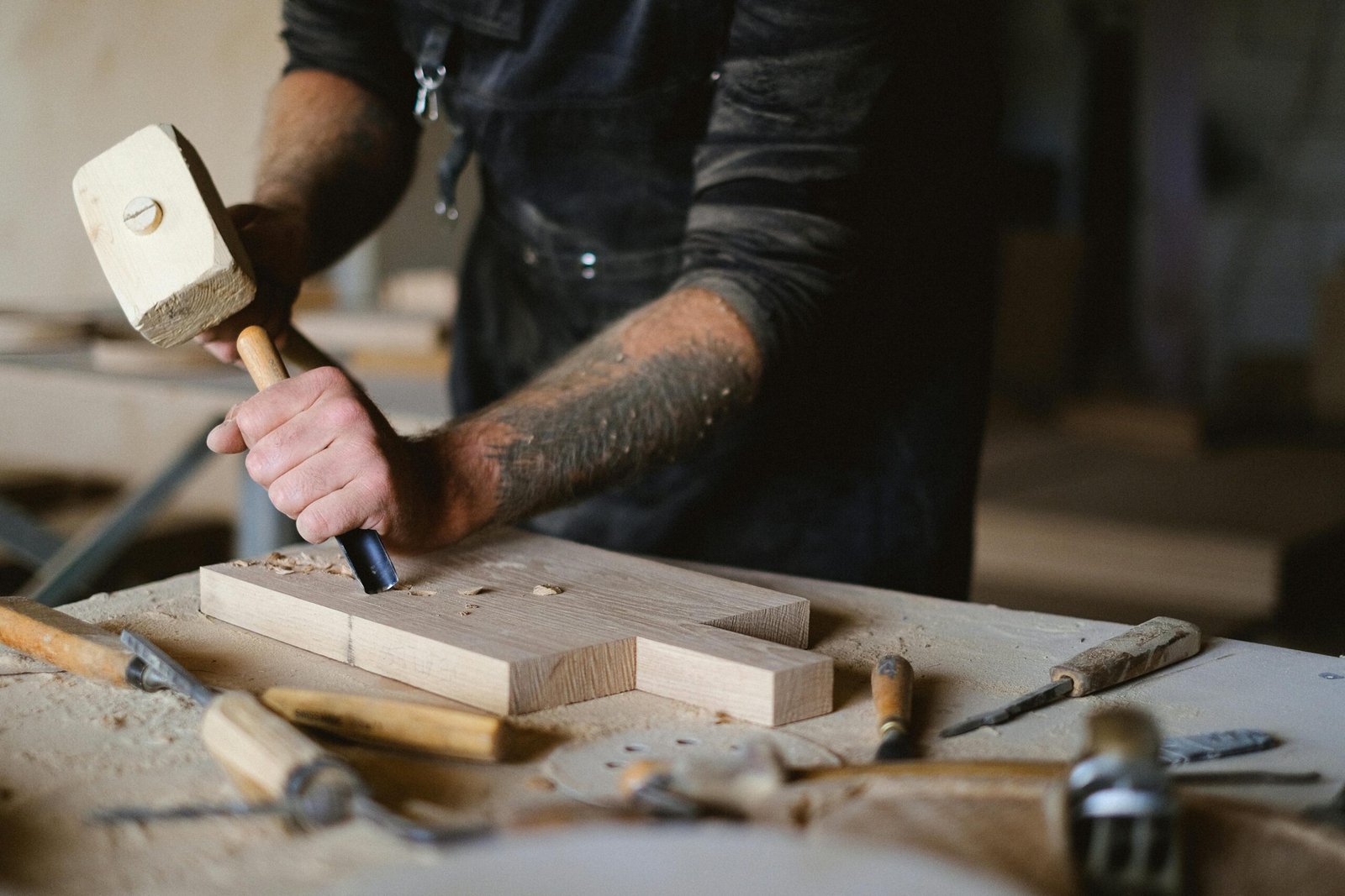 Read more about the article How carpenters in dubai help design custom spaces today